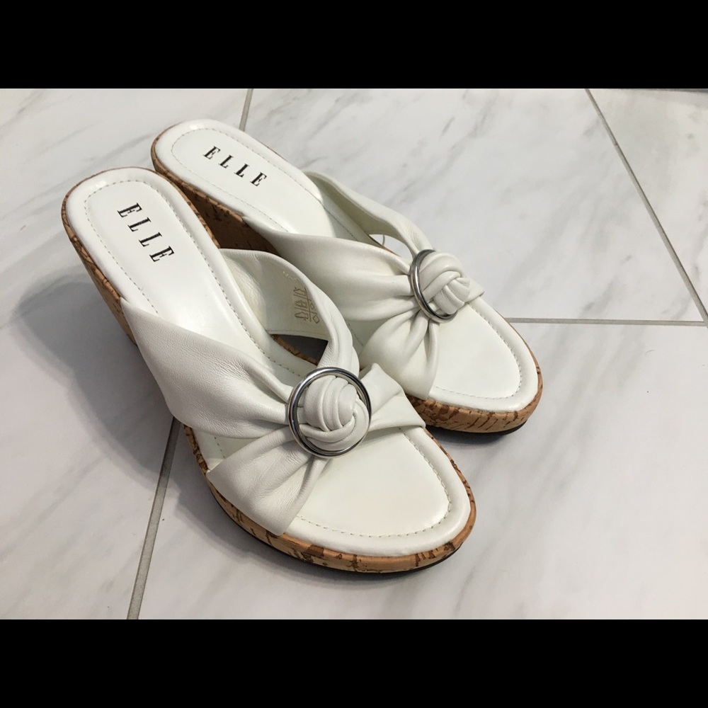 *NEVER WORN* Elle Sandals